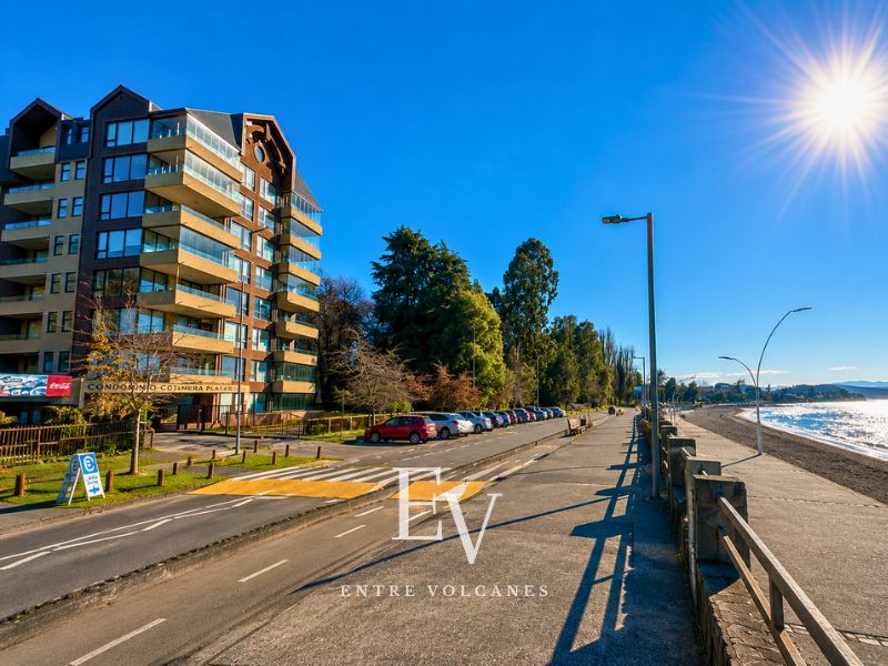 Departamento en venta en Costanera Playa Villarrica, 2 dormitorios, 2 baños, estacionamiento, bodega y excelente ubicación junto al Lago Villarrica.